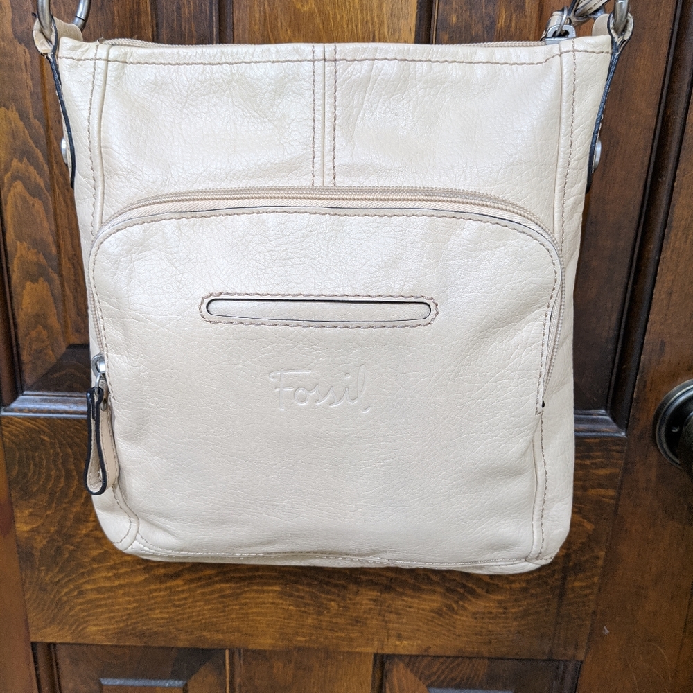 Cream Fossil leather cross body purse. Like new.